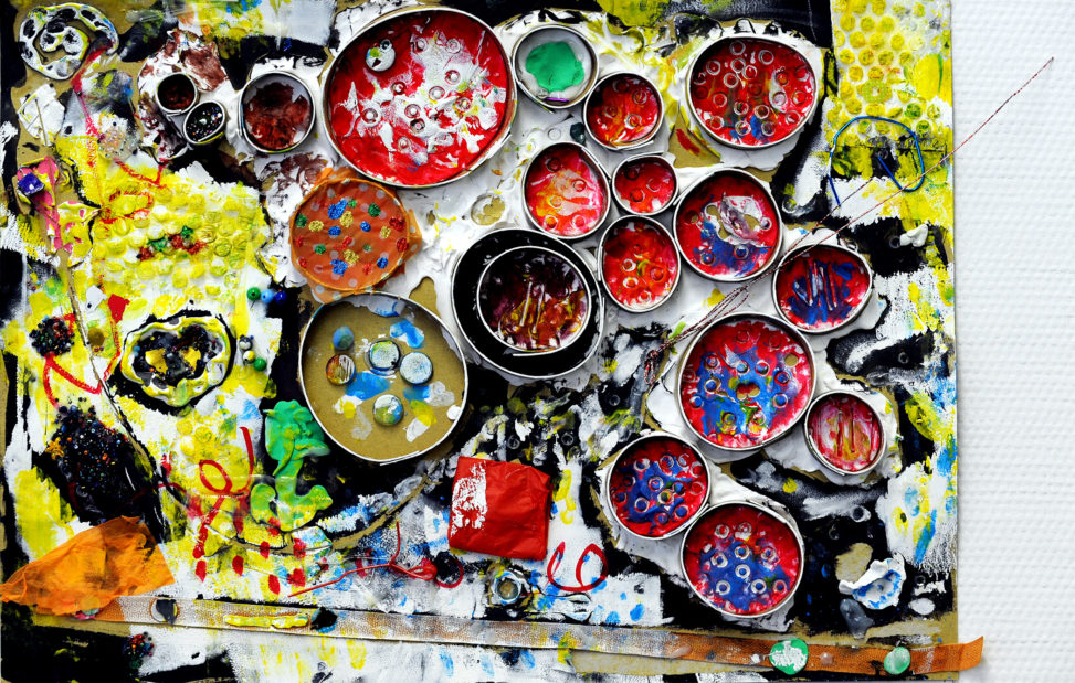 宇宙にある火山口で小鳥の旅行がスタート