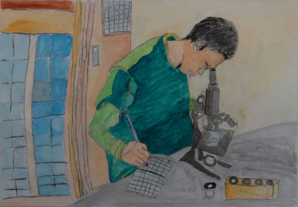 顕微鏡で観察している友達